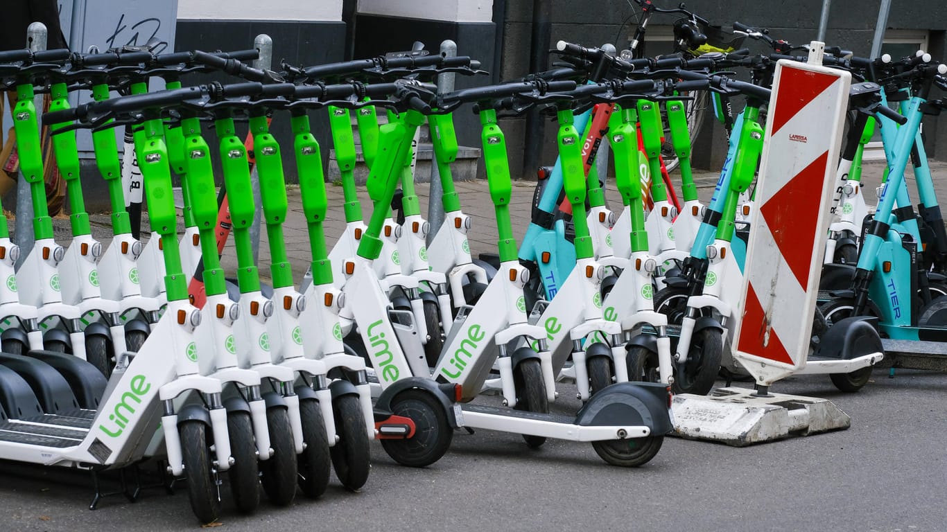 E-Roller (Symbolbild): Der Akku eines E-Rollers ist in einer Wohnung in Rheinland-Pfalz explodiert. E-Roller (Symbolbild): Der Akku eines E-Rollers ist in einer Wohnung in Rheinland-Pfalz explodiert.
