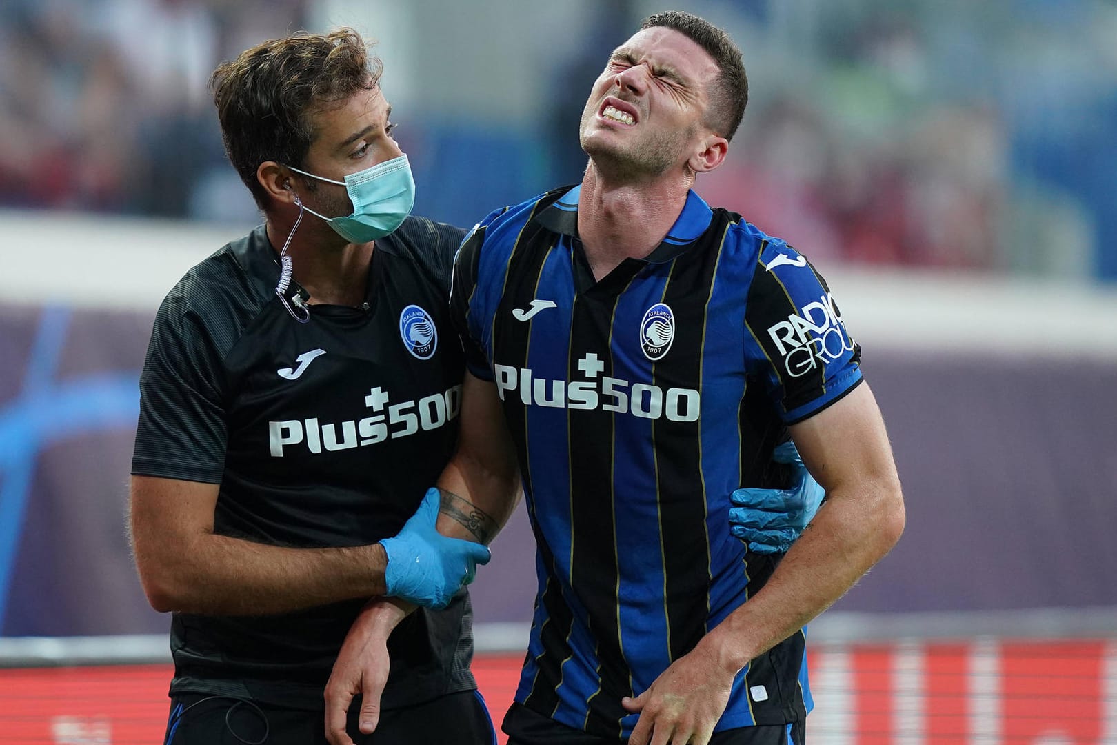 Robin Gosens nach seiner Verletzung im Spiel von Atalanta Bergamo gegen die Young Boys Bern: Der Nationalspieler musste verletzt raus.