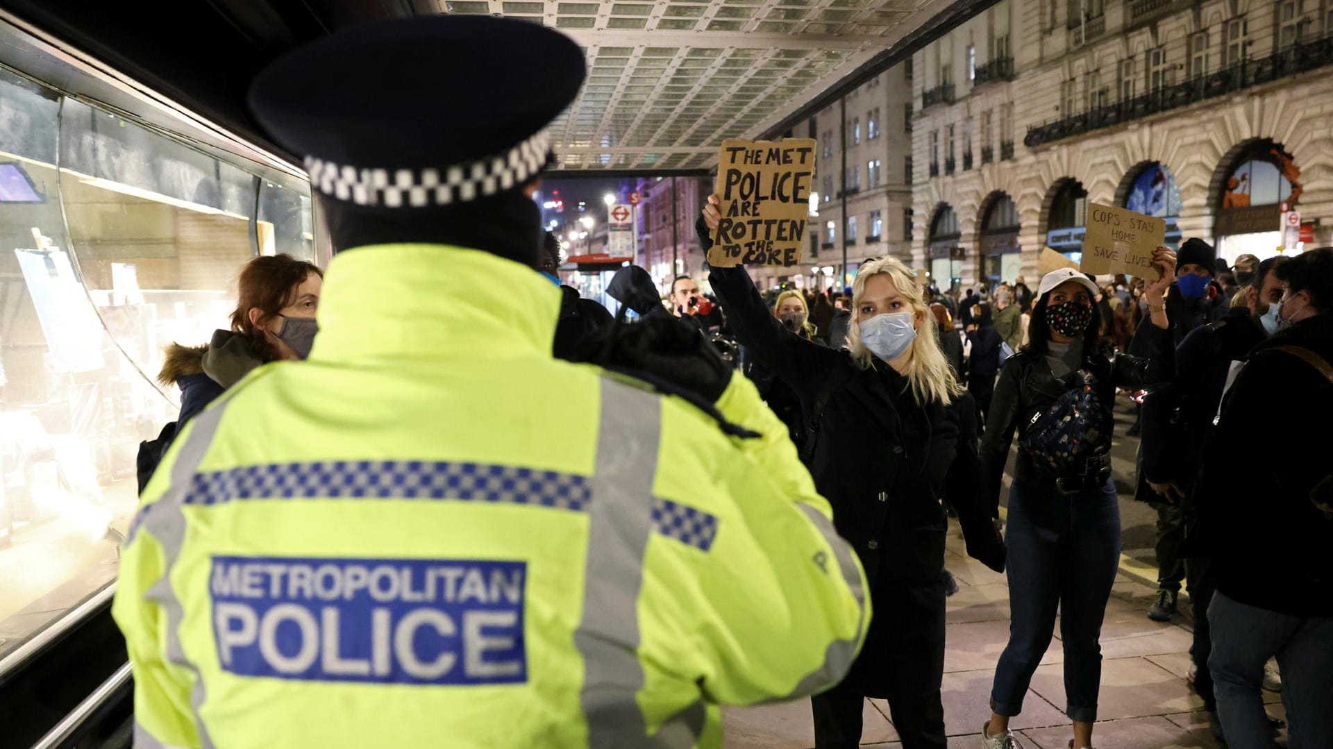Proteste nach Ermordung Sarah Everards (Symbolbild): Die Polizei London hat nun interne Untersuchungen eingeleitet. Proteste nach Ermordung Sarah Everards (Symbolbild): Die Polizei London hat nun interne Untersuchungen eingeleitet.