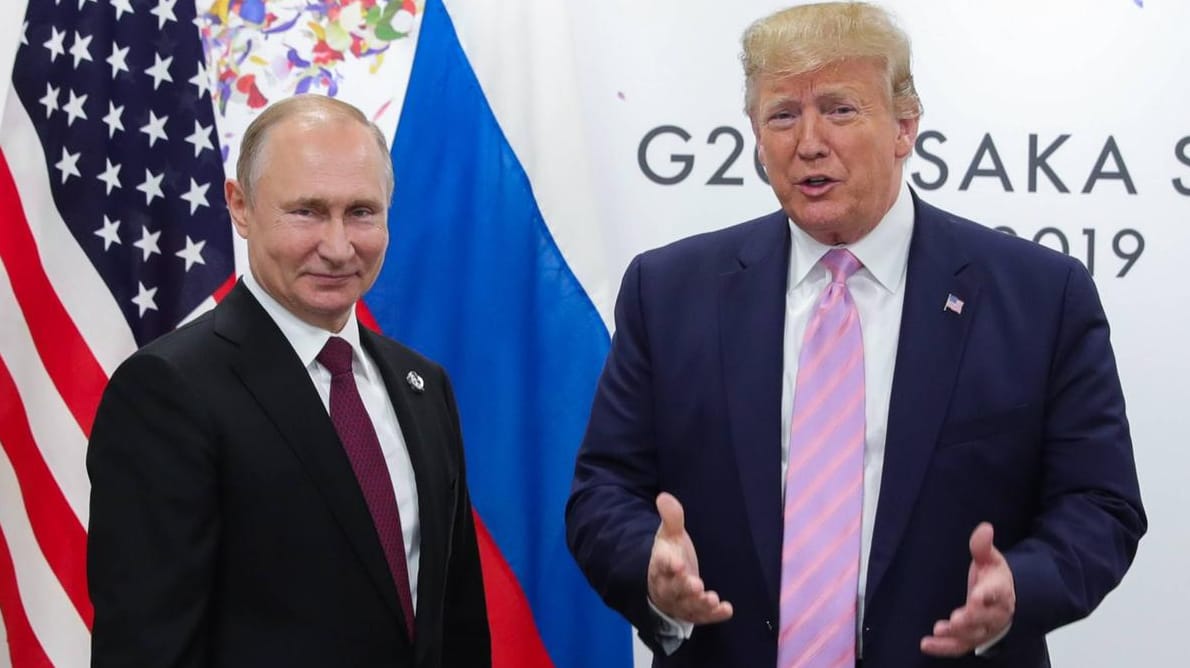 Wladimir Putin und Donald Trump am 28. Juni 2019: Zu diesem Zusammentreffen habe Russlands Präsident bewusst eine hübsche Übersetzerin mitgebracht.