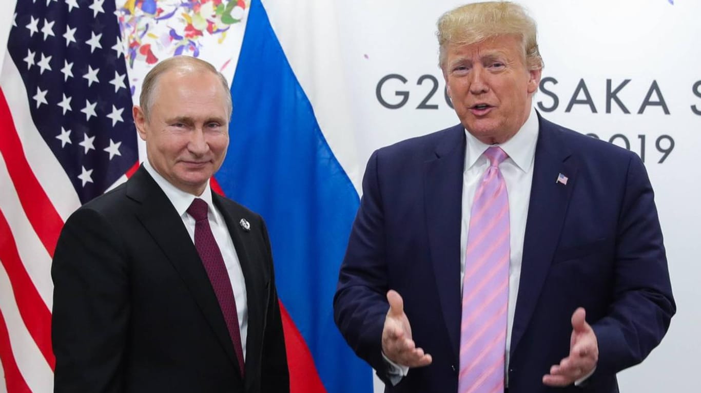 Wladimir Putin und Donald Trump am 28. Juni 2019: Zu diesem Zusammentreffen habe Russlands Präsident bewusst eine hübsche Übersetzerin mitgebracht.