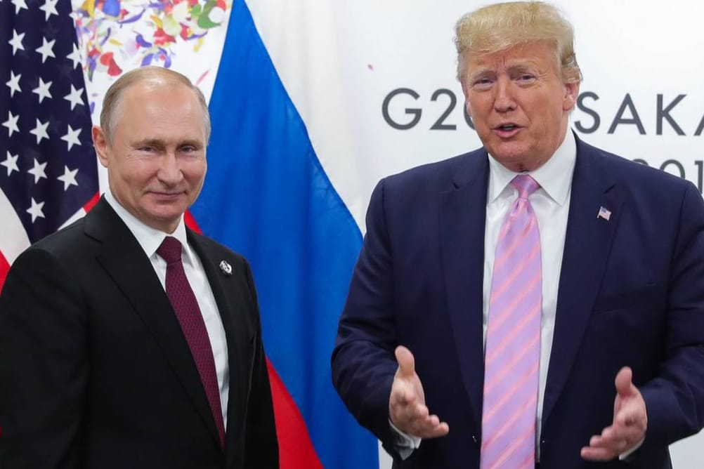 Wladimir Putin und Donald Trump am 28. Juni 2019: Zu diesem Zusammentreffen habe Russlands Präsident bewusst eine hübsche Übersetzerin mitgebracht.