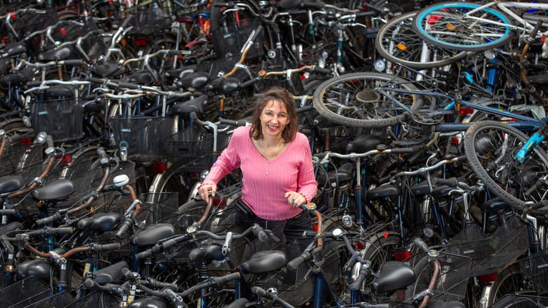 Carmen Wilckens inmitten "ihrer" Fahrräder: Mit dem Verein Westwind Hamburg e.V. hat sie sich ein Herzensprojekt erfüllt.