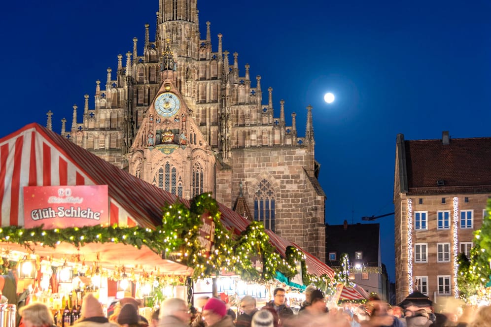 Der Nürnberger Christkindlesmarkt in der Altstadt im Jahr 2019 (Archivbild): Der Markt kann 2021 wohl wieder stattfinden.