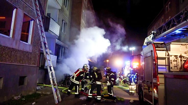 Brand in Mehrfamilienhaus in Magdeburg: 150 Schaulustige beeinträchtigten die Löscharbeiten.