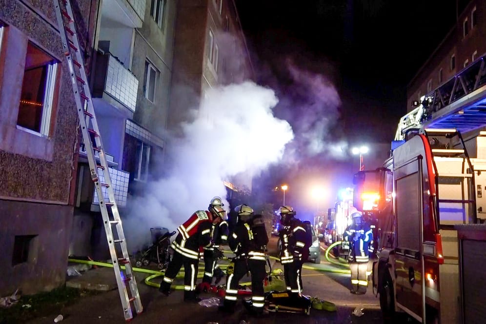 Brand in Mehrfamilienhaus in Magdeburg: 150 Schaulustige beeinträchtigten die Löscharbeiten.