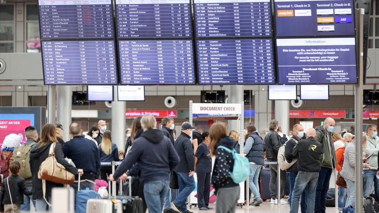 Reisende am Flughafen Hamburg: Einige mussten wegen Flugausfällen umgebucht werden