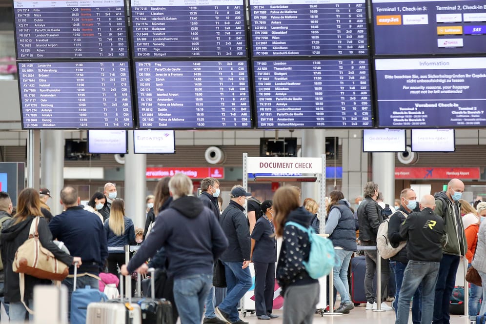 Reisende am Flughafen Hamburg: Einige mussten wegen Flugausfällen umgebucht werden