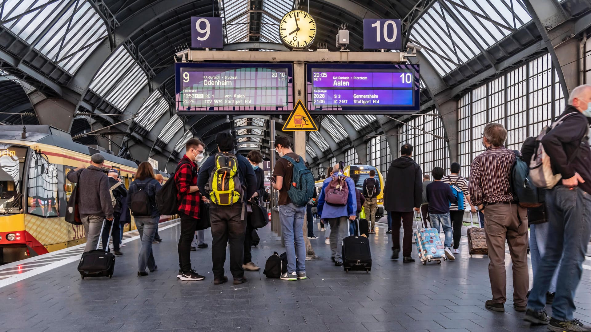 Hauptbahnhof Karlsruhe: Die Preise im Fernverkehr steigen um durchschnittlich 1,9 Prozent. (Symbolbild)