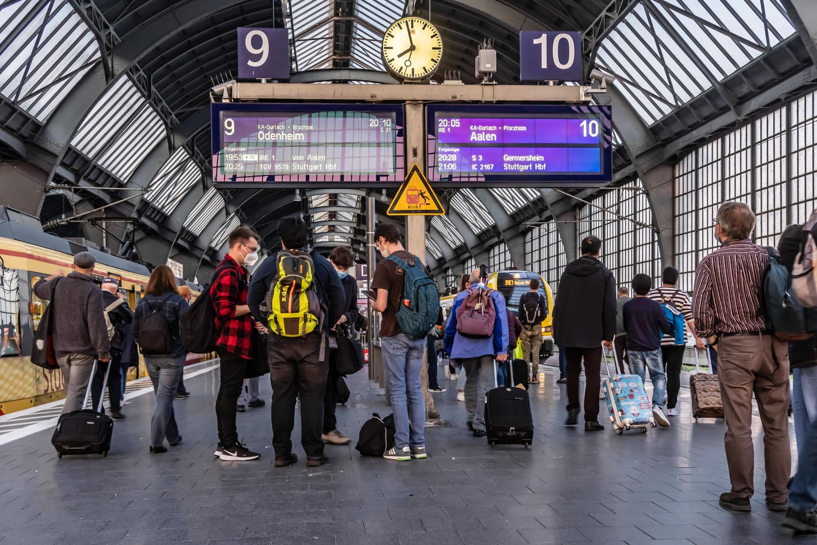 Hauptbahnhof Karlsruhe: Die Preise im Fernverkehr steigen um durchschnittlich 1,9 Prozent. (Symbolbild)