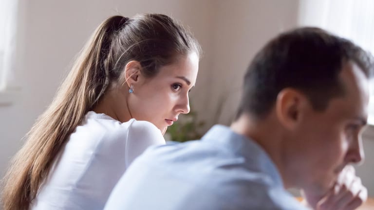 Ein junges Paar hat Probleme: In einer Beziehung kann eine bipolare Störung zur Herausforderung werden.
