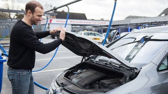 Wer die Kühlflüssigkeit in seinem Auto selbst nachfüllen möchte, sollte einige Dinge beachten.