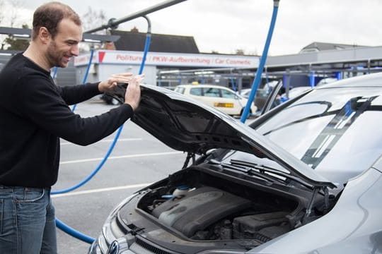 Wer die Kühlflüssigkeit in seinem Auto selbst nachfüllen möchte, sollte einige Dinge beachten.