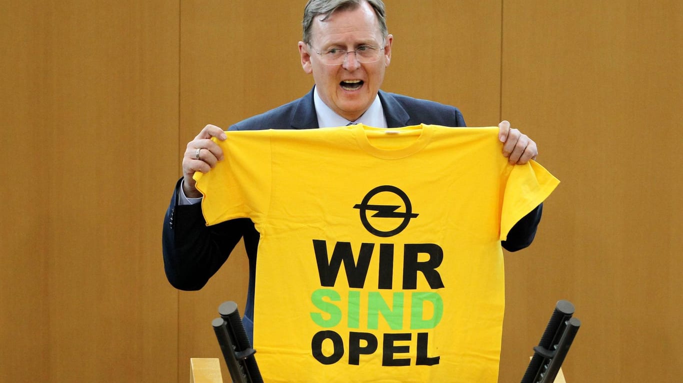 Ramelow mit einem Opel-Shirt (Archiv): Der thüringisches Ministerpräsident kritisiert den Opel-Mutterkonzern für die Kurzarbeit scharf.