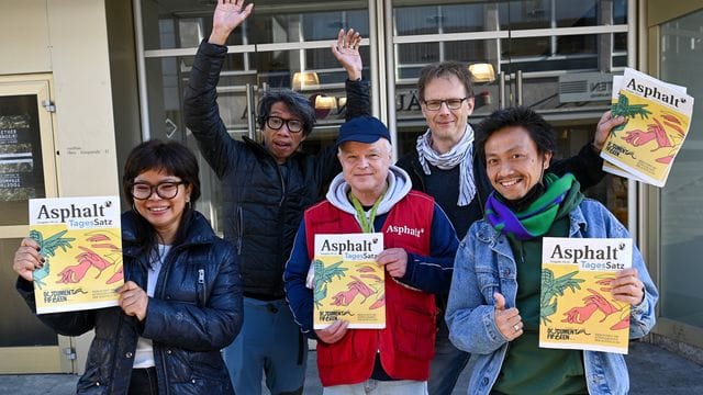 Daniella Fitriab (l-r), Iswanto Hartono (beide vom Künstlerkollektiv ruangrupa), Stefan Marx (Verkäufer der Straßenzeitung "Asphalt"), Volker Macke (Redaktionschef "Asphalt") und Reza Afisina (ruangrupa) in Kassel. Daniella Fitriab (l-r), Iswanto Hartono (beide vom Künstlerkollektiv ruangrupa), Stefan Marx (Verkäufer der Straßenzeitung "Asphalt"), Volker Macke (Redaktionschef "Asphalt") und Reza Afisina (ruangrupa) in Kassel.