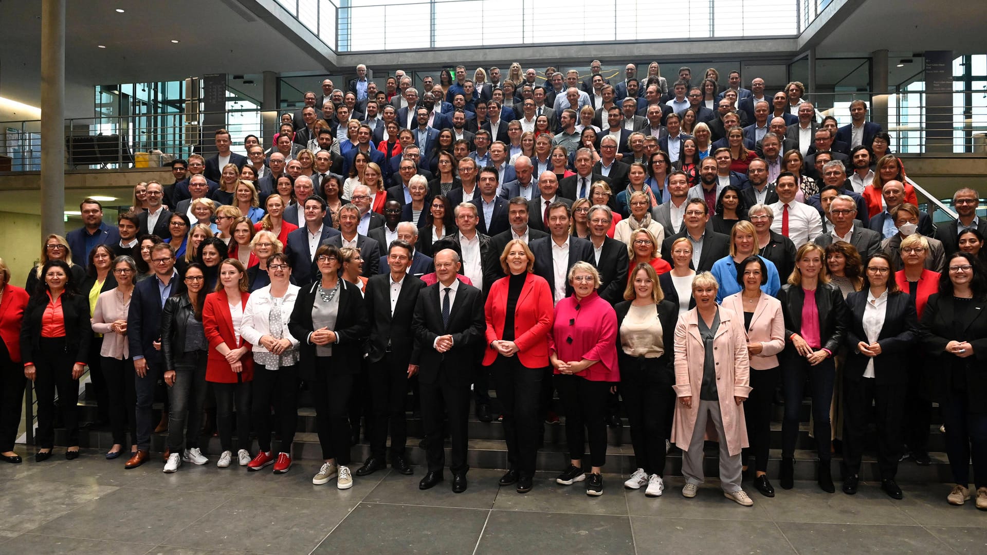 Die SPD-Bundestagsfraktion ohne Masken: Karl Lauterbach hat der Vorgehen seiner Partei verteidigt. Die SPD-Bundestagsfraktion ohne Masken: Karl Lauterbach hat der Vorgehen seiner Partei verteidigt.