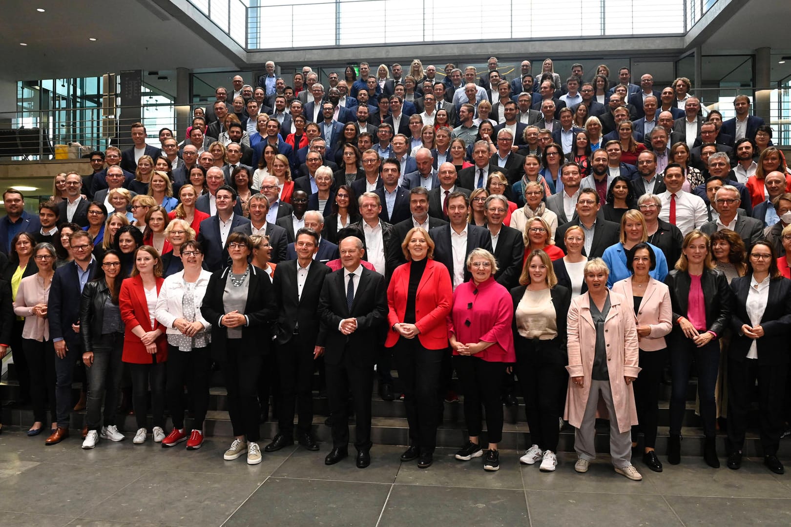 Die SPD-Bundestagsfraktion ohne Masken: Karl Lauterbach hat der Vorgehen seiner Partei verteidigt.