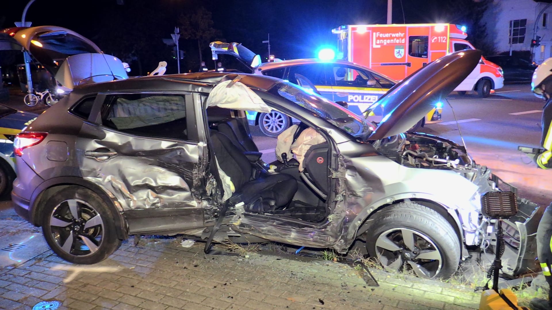 Der zerstörte Nissan: Eine 62-Jährige musste mit einer hydraulischen Schere befreit werden. Der zerstörte Nissan: Eine 62-Jährige musste mit einer hydraulischen Schere befreit werden.