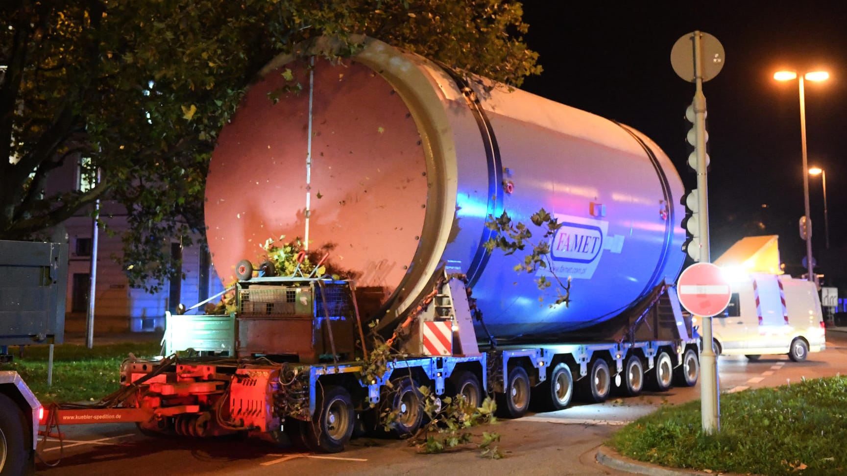 Ein Schwertransport fährt ein großes Silo zum Heizkraftwerk München Süd: Unterwegs Richtung Maximiliansplatz streift die Ladung dabei einen Baum. Ein Schwertransport fährt ein großes Silo zum Heizkraftwerk München Süd: Unterwegs Richtung Maximiliansplatz streift die Ladung dabei einen Baum.