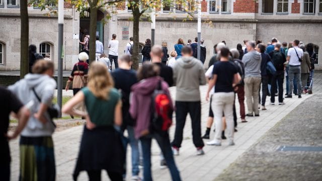 Lange Schlangen vor den Wahllokalen in der Jane-Addams-Schule im Stadtteil Friedrichshain (Archivbild): Die Berlin war der Wahlsonntag von Pannen durchzogen. Lange Schlangen vor den Wahllokalen in der Jane-Addams-Schule im Stadtteil Friedrichshain (Archivbild): Die Berlin war der Wahlsonntag von Pannen durchzogen.
