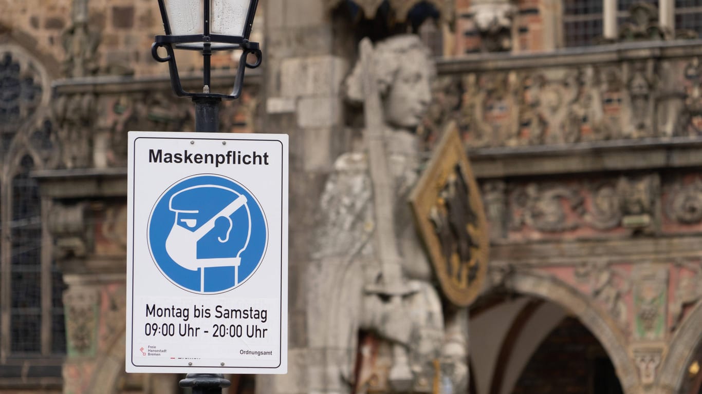 Hinweisschild zur Maskenpflicht in der Bremer Innenstadt (Symbolbild): Firmen in der Hansestadt waren während der Corona-Pandemie deutschlandweit am meisten von Insolvenzen betroffen.