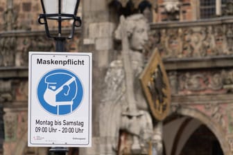Hinweisschild zur Maskenpflicht in der Bremer Innenstadt (Symbolbild): Firmen in der Hansestadt waren während der Corona-Pandemie deutschlandweit am meisten von Insolvenzen betroffen.