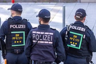 Polizisten am Bahnhof in Stuttgart (Symbolbild): In einem Zug, der auf dem Weg nach Ulm war, hat ein Mann für Frauen sichtbar Pornos abgespielt.