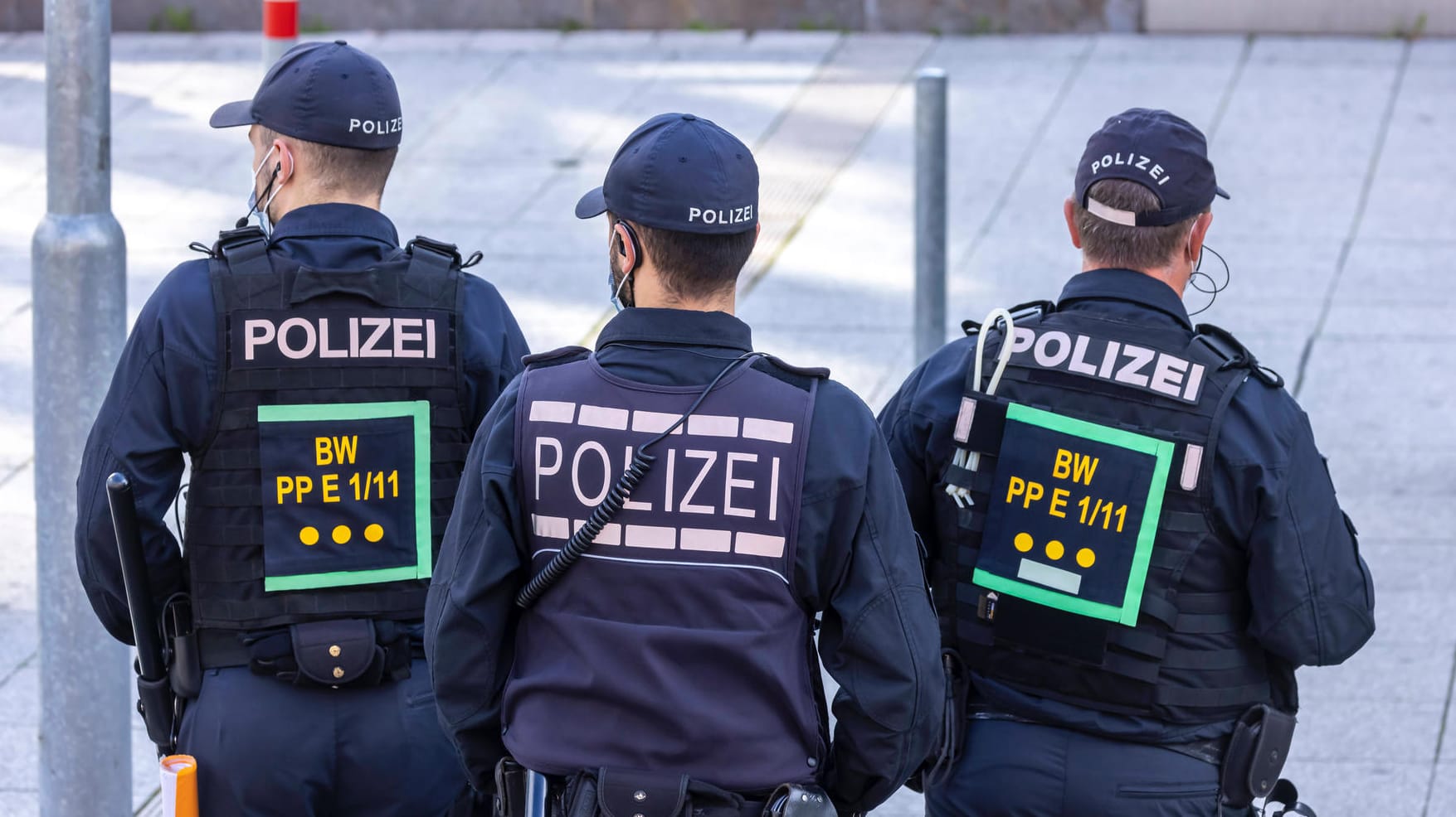Polizisten am Bahnhof in Stuttgart (Symbolbild): In einem Zug, der auf dem Weg nach Ulm war, hat ein Mann für Frauen sichtbar Pornos abgespielt. Polizisten am Bahnhof in Stuttgart (Symbolbild): In einem Zug, der auf dem Weg nach Ulm war, hat ein Mann für Frauen sichtbar Pornos abgespielt.
