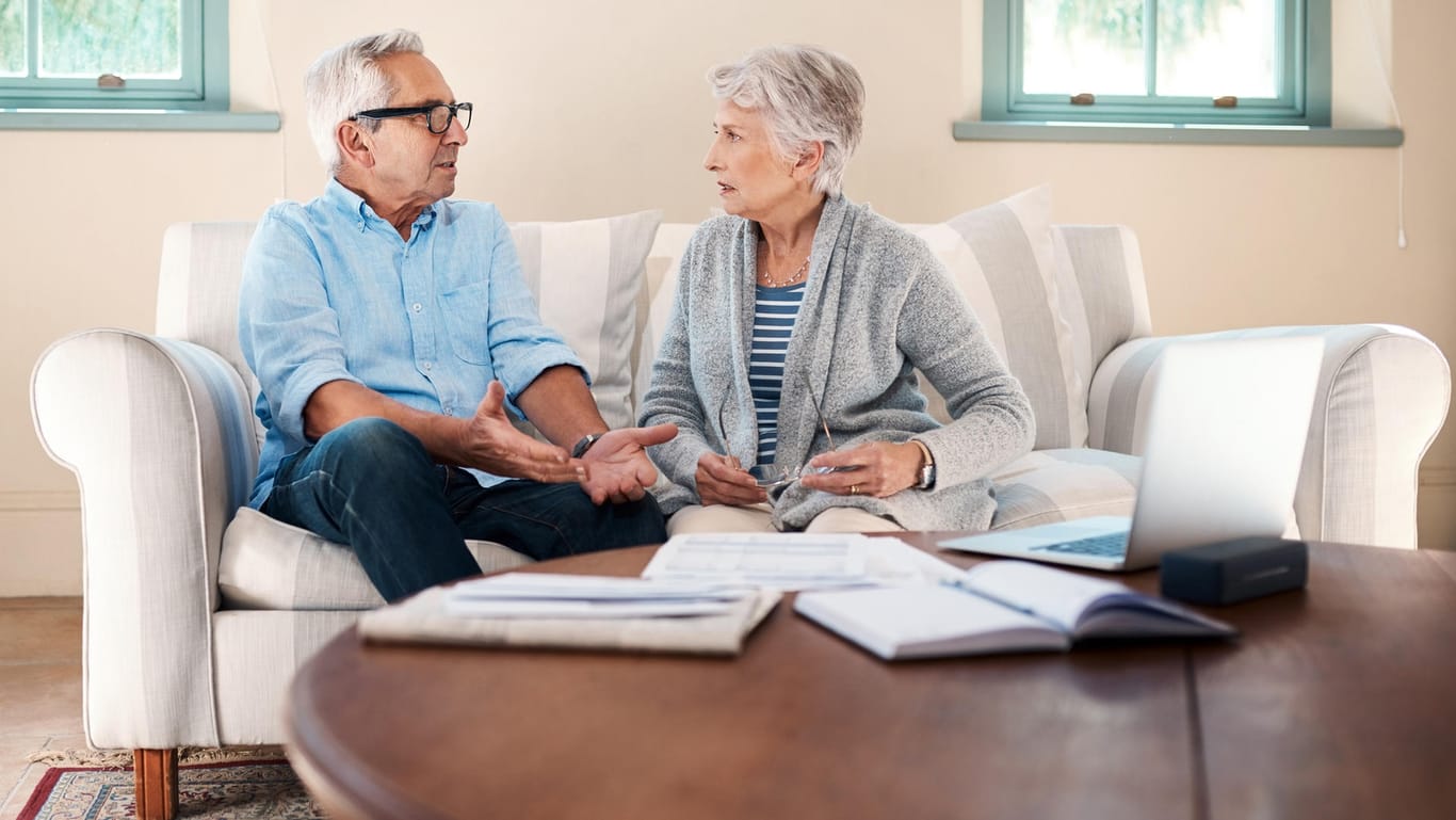 Älteres Ehepaar diskutiert (Symbolbild): Bei einer Scheidung teilen sich Paare die Rentenansprüche aus Ehe oder Partnerschaft.