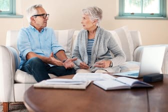 Älteres Ehepaar diskutiert (Symbolbild): Bei einer Scheidung teilen sich Paare die Rentenansprüche aus Ehe oder Partnerschaft.