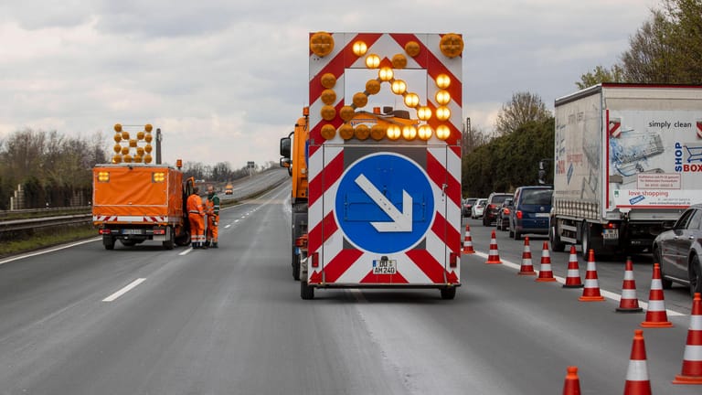 Eine Baustelle auf einer Autobahn (Symbolbild): In der Region um Stuttgart gibt es am Wochenende zahlreiche Bauarbeiten an Autobahnbrücken.