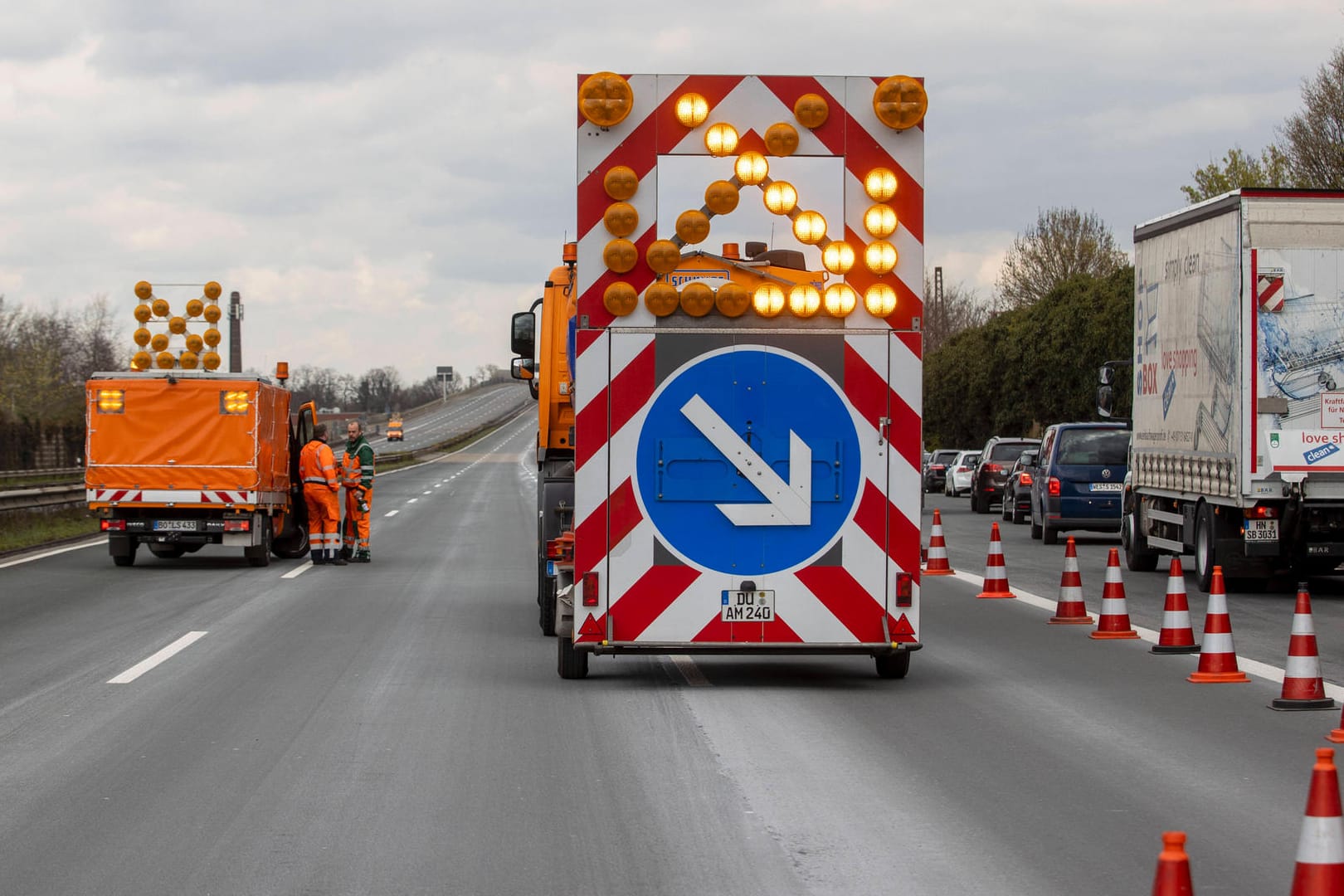 Eine Baustelle auf einer Autobahn (Symbolbild): Zwischen Hamburg und Lübeck könnte es im Osterreiseverkehr zu Behinderungen kommen.