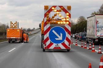 Eine Baustelle auf einer Autobahn (Symbolbild): Zwischen Hamburg und Lübeck könnte es im Osterreiseverkehr zu Behinderungen kommen.
