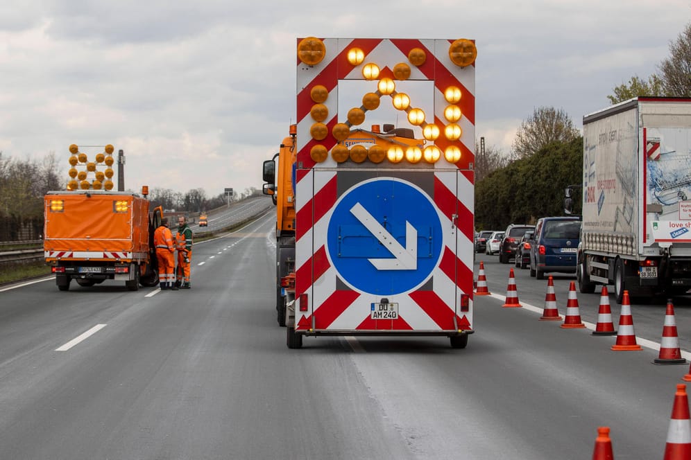 Eine Baustelle auf einer Autobahn (Symbolbild): In der Region um Stuttgart gibt es am Wochenende zahlreiche Bauarbeiten an Autobahnbrücken.