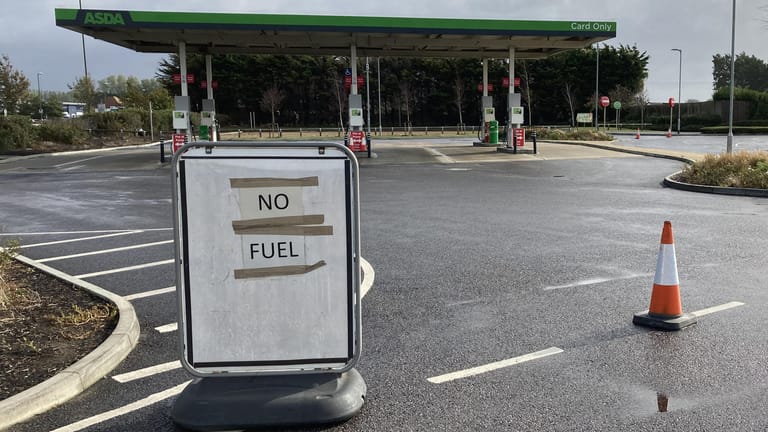 Eine geschlossene Tankstelle im Süden von England: Im Vereinigten Königreich sitzen derzeit viele Tankstellen auf dem Trockenen.