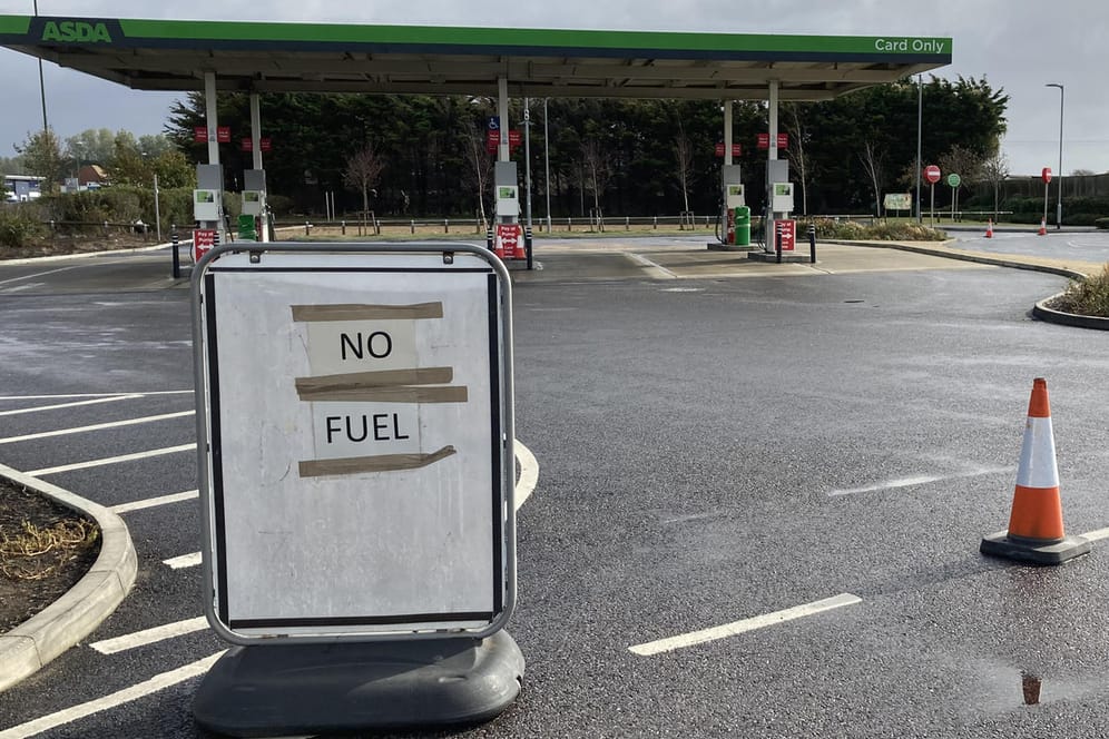 Eine geschlossene Tankstelle im Süden von England: Im Vereinigten Königreich sitzen derzeit viele Tankstellen auf dem Trockenen.