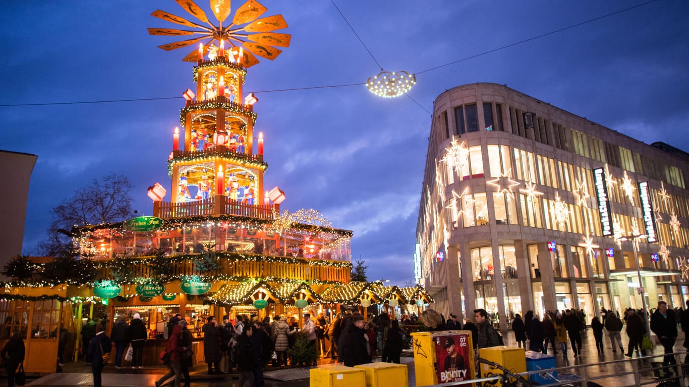 Die Weihnachtspyramide in Hannover dreht sich in der Abenddämmerung: Herbst- und Weihnachtsmärkte sollen in Niedersachsen in diesem Jahr wieder möglich sein.