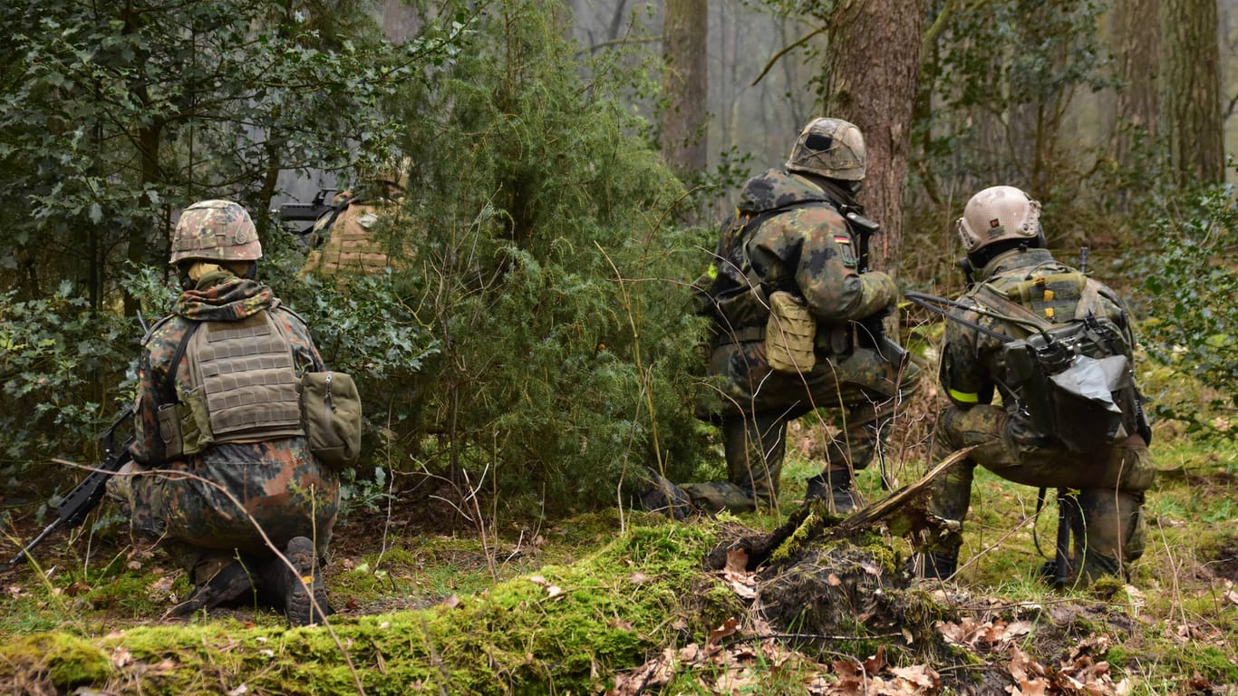 Soldaten auf einem Truppenübungsplatz (Symbolfoto)