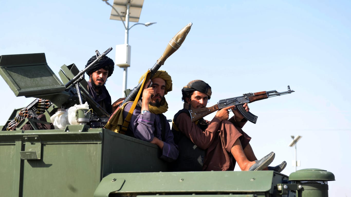 Bewaffnete Taliban (Archiv): Die Vorschriften der Radikalislamisten verbieteten "praktisch jede kritische Berichterstattung", so Human Rights Watch.