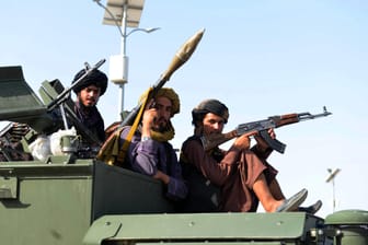 Bewaffnete Taliban (Archiv): Die Vorschriften der Radikalislamisten verbieteten "praktisch jede kritische Berichterstattung", so Human Rights Watch.
