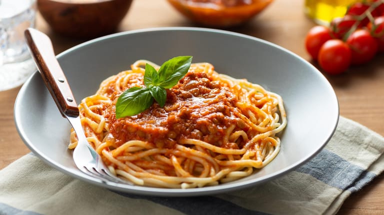 Bolognese (Symbolbild): Selbst Spaghetti mit Soße können Sie ohne Strom kochen.