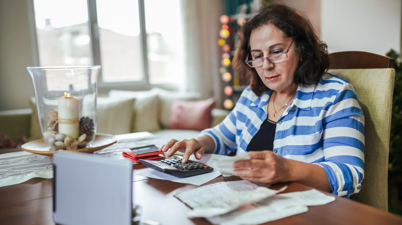 Rentnerin macht ihre Steuererklärung (Symbolbild): Gerade für Bezieher niedriger Renten kann sich die Abgabe lohnen.