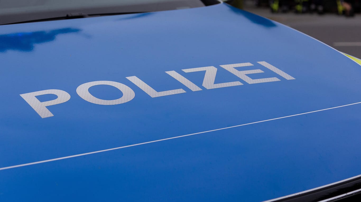 Motorhaube eines Streifenwagens: In Südhessen wurde ein Mann festgenommen, nachdem er sich sexuell an einem Pony vergangen haben soll. (Symbolfoto)