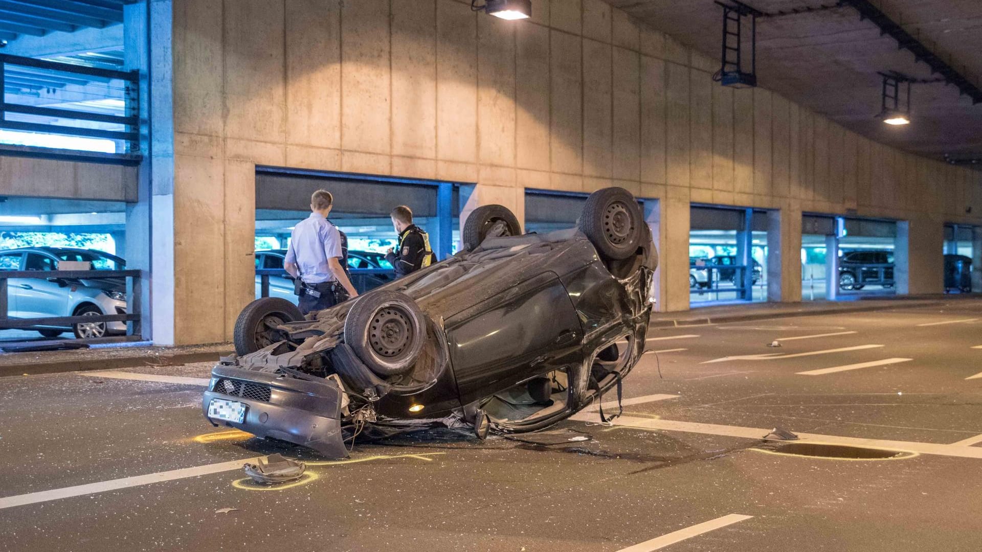 Überschlag im Tunnel: Inmitten der Fahrbahn kam der Toyota auf dem Dach zum Liegen. Überschlag im Tunnel: Inmitten der Fahrbahn kam der Toyota auf dem Dach zum Liegen.