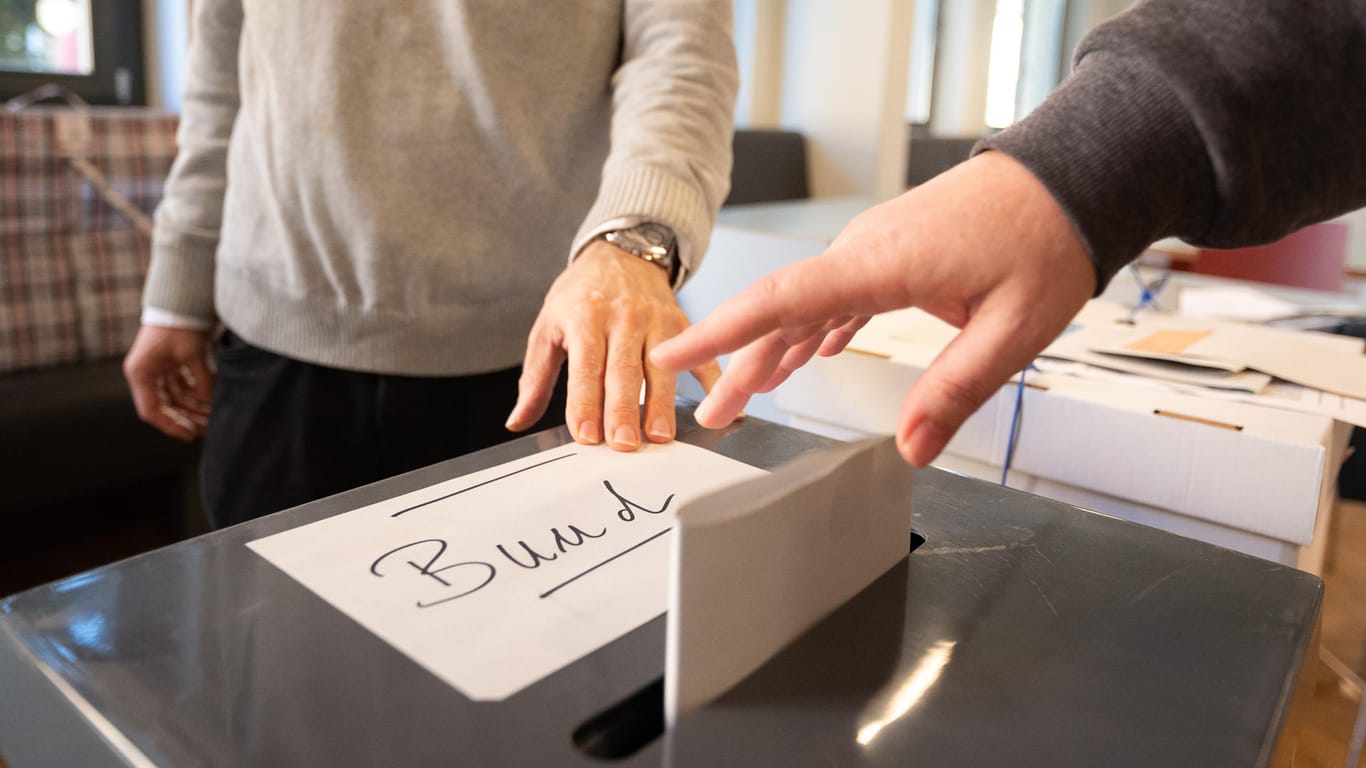 Eine Frau wirft ihren Wahlzettel für die Bundestagswahl in eine Urne: Nach der Wahl haben die Bürger eine klare Präferenz, welche Parteien die kommende Regierung bilden soll.
