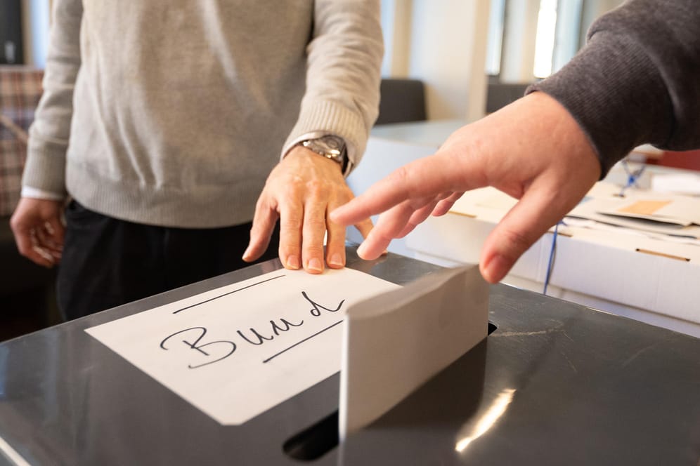 Eine Frau wirft ihren Wahlzettel für die Bundestagswahl in eine Urne: Nach der Wahl haben die Bürger eine klare Präferenz, welche Parteien die kommende Regierung bilden soll.