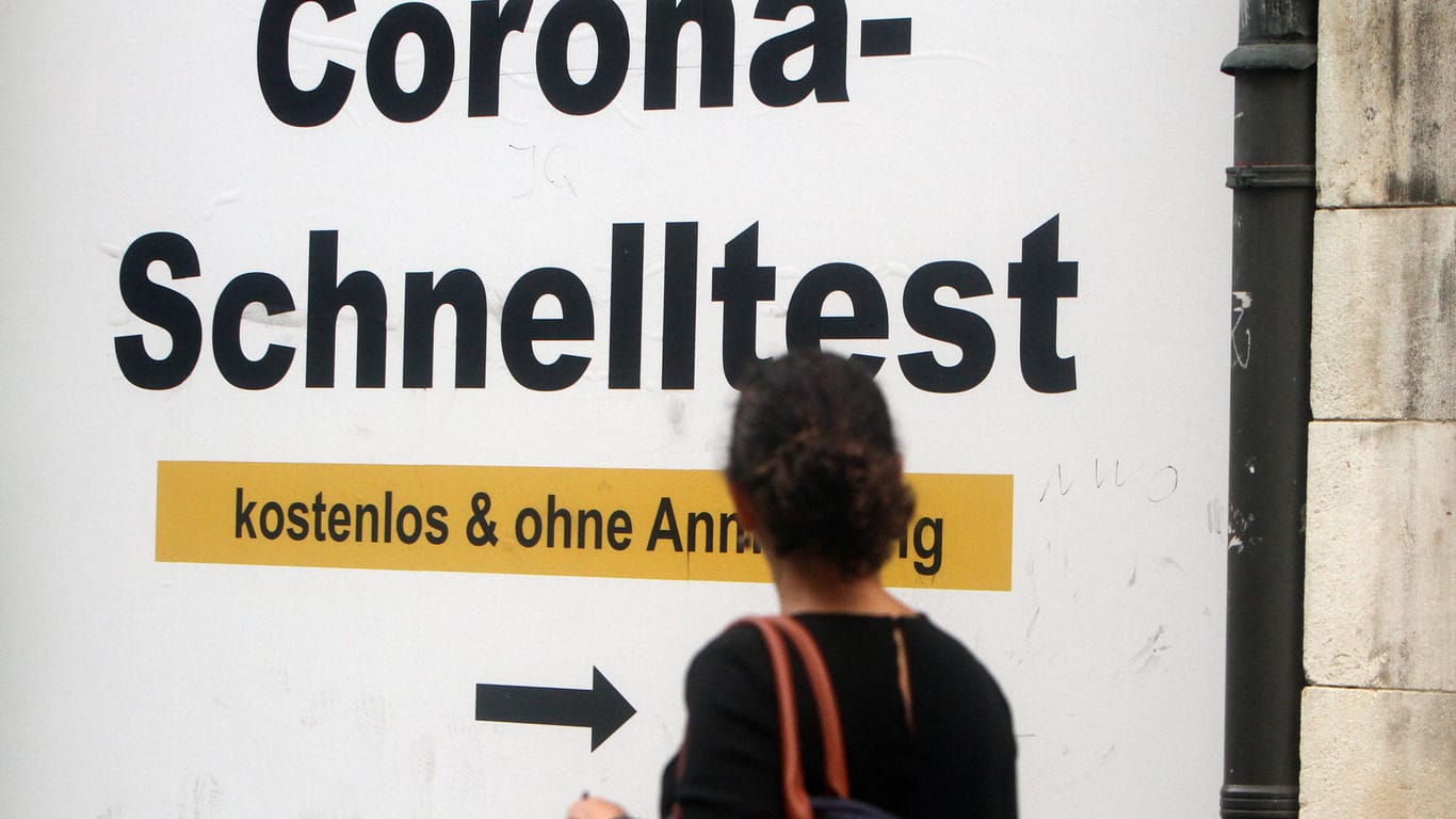 Ein Plakat weist auf eine Corona-Teststation hin (Symbolbild): Mit den Betrugsmaschen soll die Gruppe hohen Schaden verursacht haben.