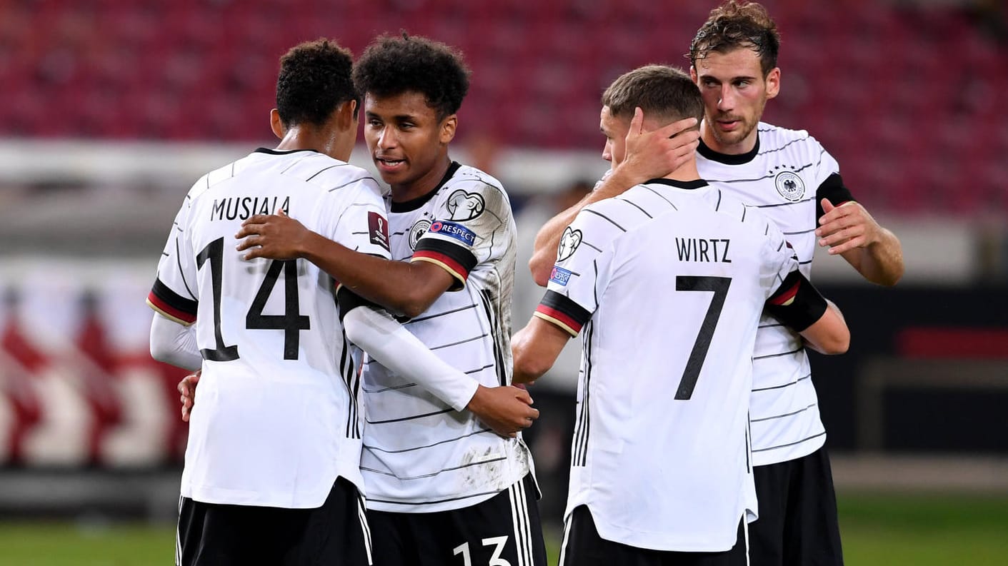 Musiala, Adeyemi und Wirtz mit dem "Großen" Goretzka (v. l.): Teenager im Kreis der Nationalmannschaft.