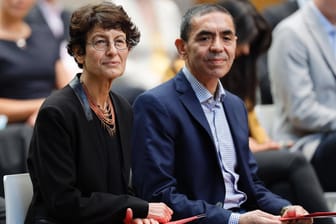 Özlem Türeci (l) und Ugur Sahin, die Gründer des Biotechnologie-Unternehmens Biontech: Die Aktivisten werfen ihnen vor, ihr Monopol auszunutzen.