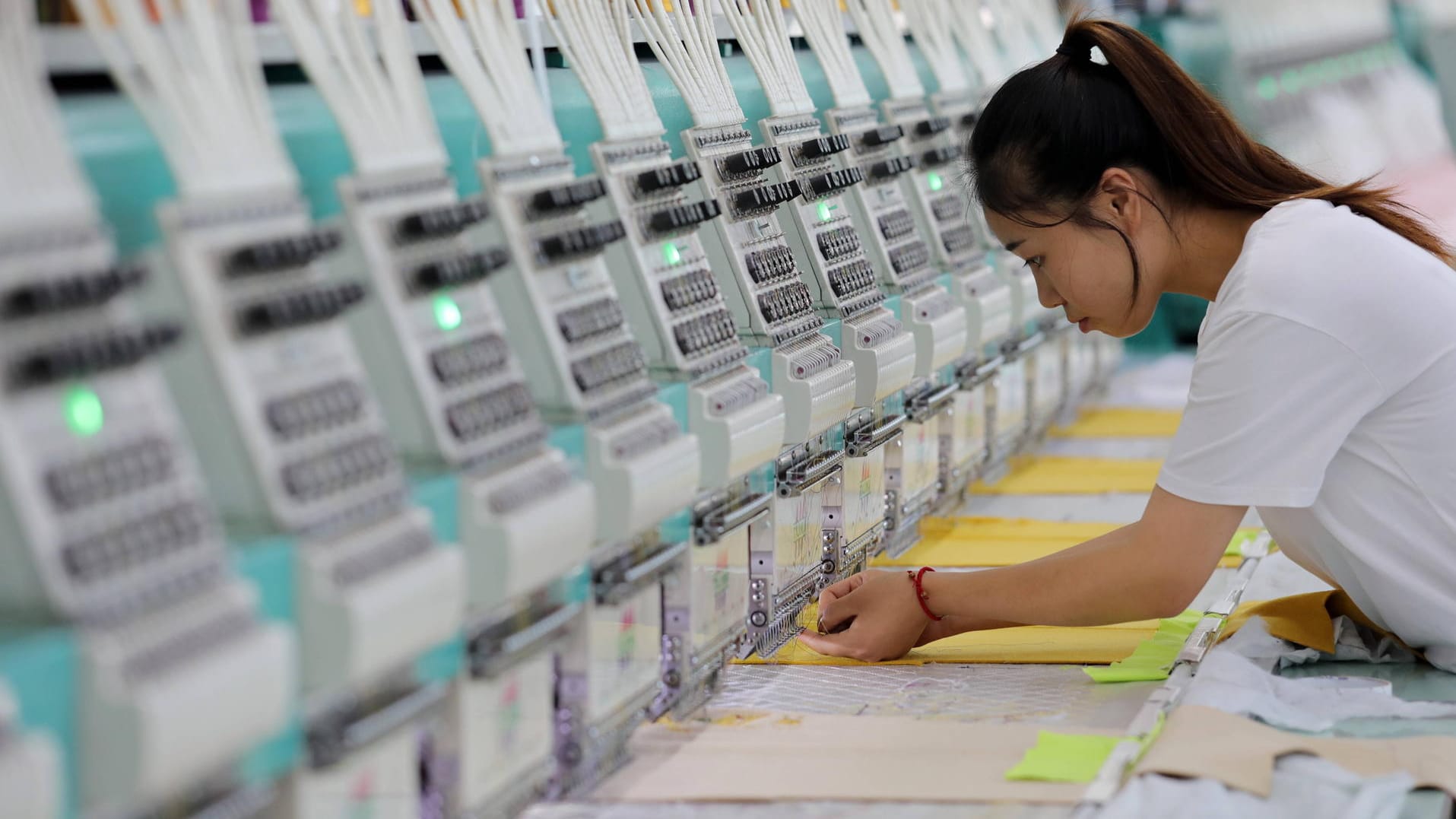 Arbeiterin in einer Fabrik im nordchinesischen Cangzhou: China könnte vor einem fundamentalen Kurswechsel in seiner Wirtschaftspolitik stehen.